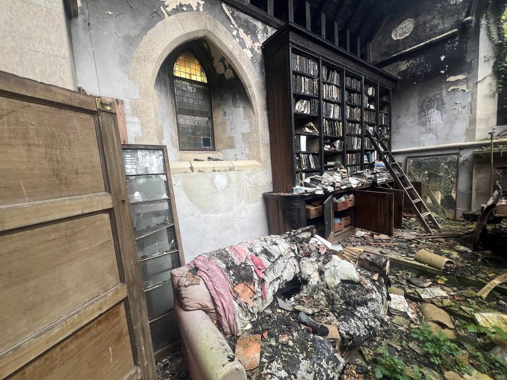 Lot: 178 - FIRE DAMAGED PERIOD LISTED CHURCH - Internal 2